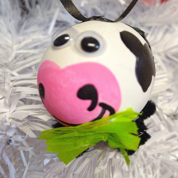 Christmas Tree Cute Cow Ornament Decoration (confetti filled shell decoration - Picture 3 of 5